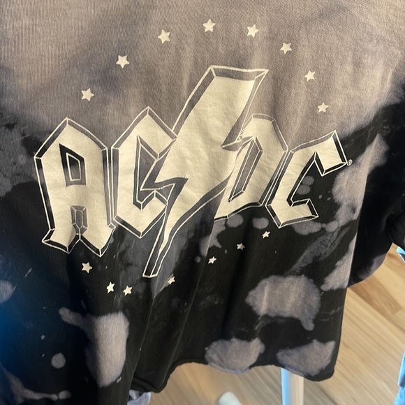 ac⚡️dc cropped long sleeve band tee, size m/l - Picture 2 of 5